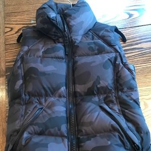SAM Gray/Black Camouflage Puffer Vest Size Small.